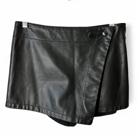 Free People Black Faux Leather Asymmetrical Wrap Emmy Mini Skort size 6 - Picture 3 of 9